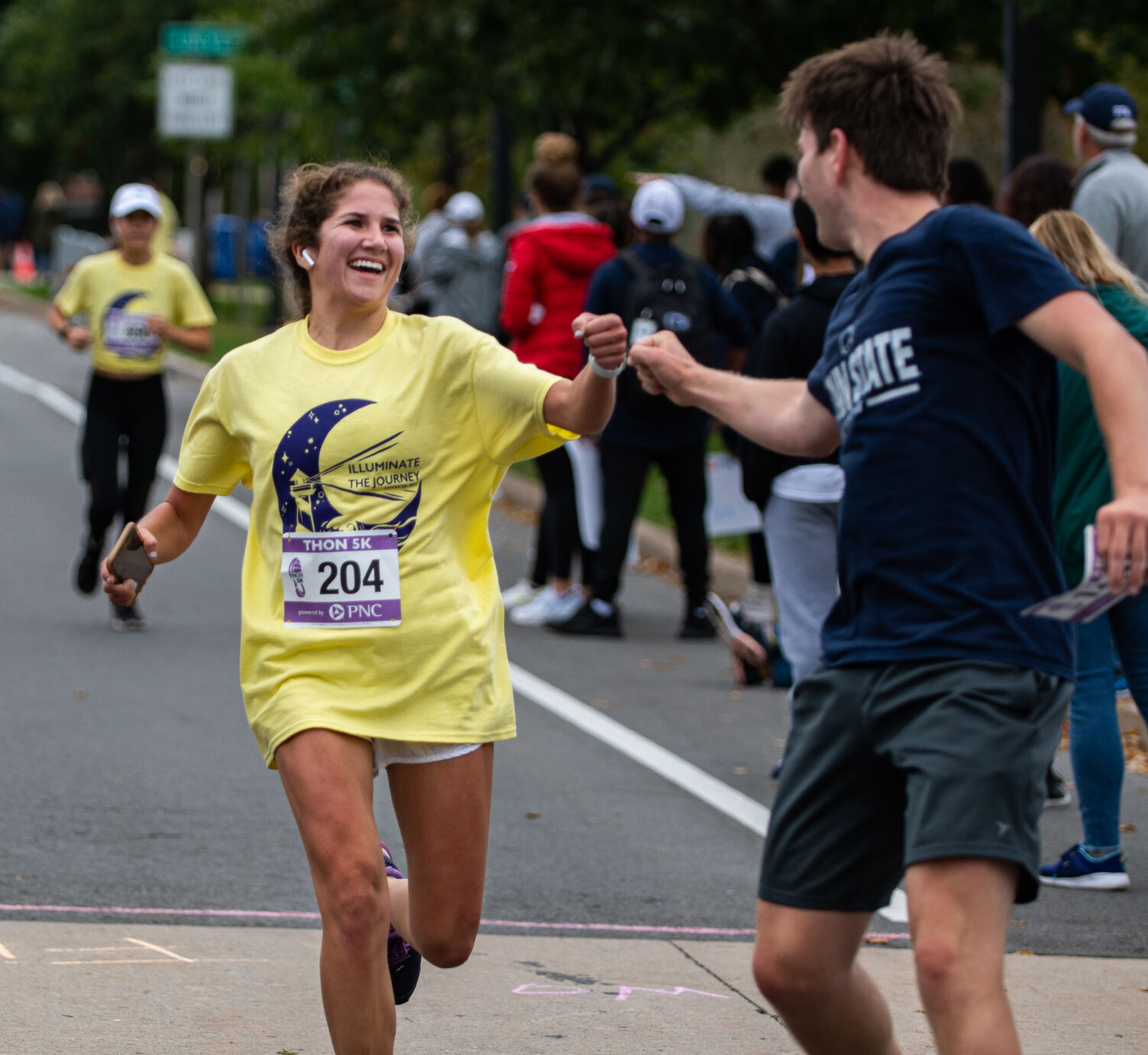 Grace Cieszkowski crosses finish line at THON 5K